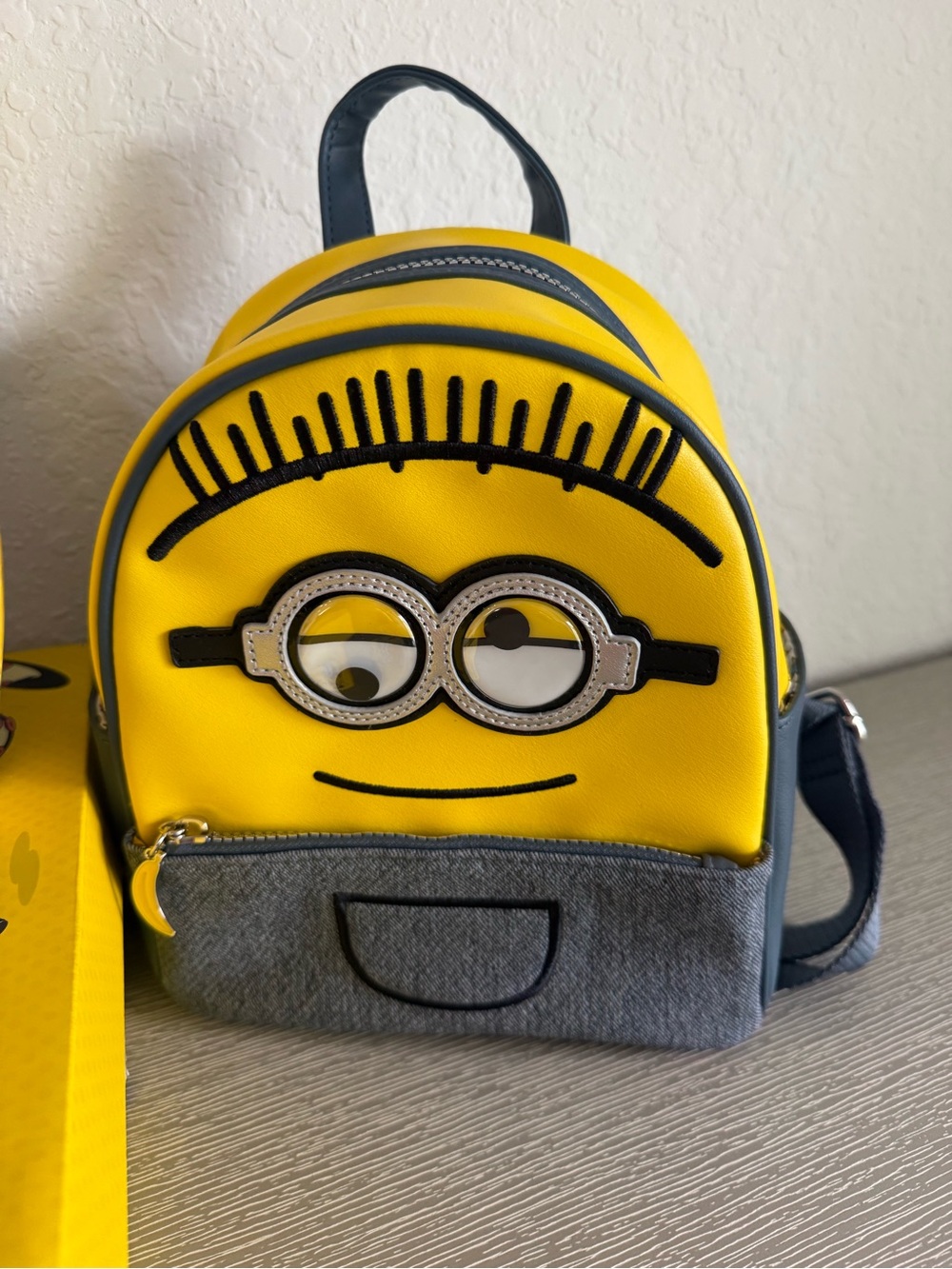 New Womens Sz 8 Converse Black & Yellow Minion Shoes with Minion Backpack - Picture 7 of 9